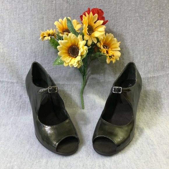 NWOT - Forest Green Patent Open Toe Buckled Pumps - Picture 13 of 16